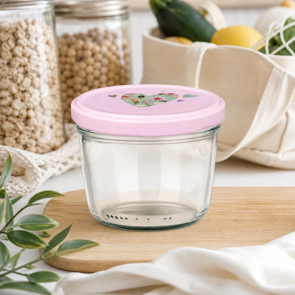 230ml kelímky + víčko BasicSeal srdíčková růžová UNiTWIST Leeres Sturzglas 230ml mit rosa Herzdeckel auf Holzbrett in nachhaltiger Zero-Waste Küche mit Vorratsgläsern