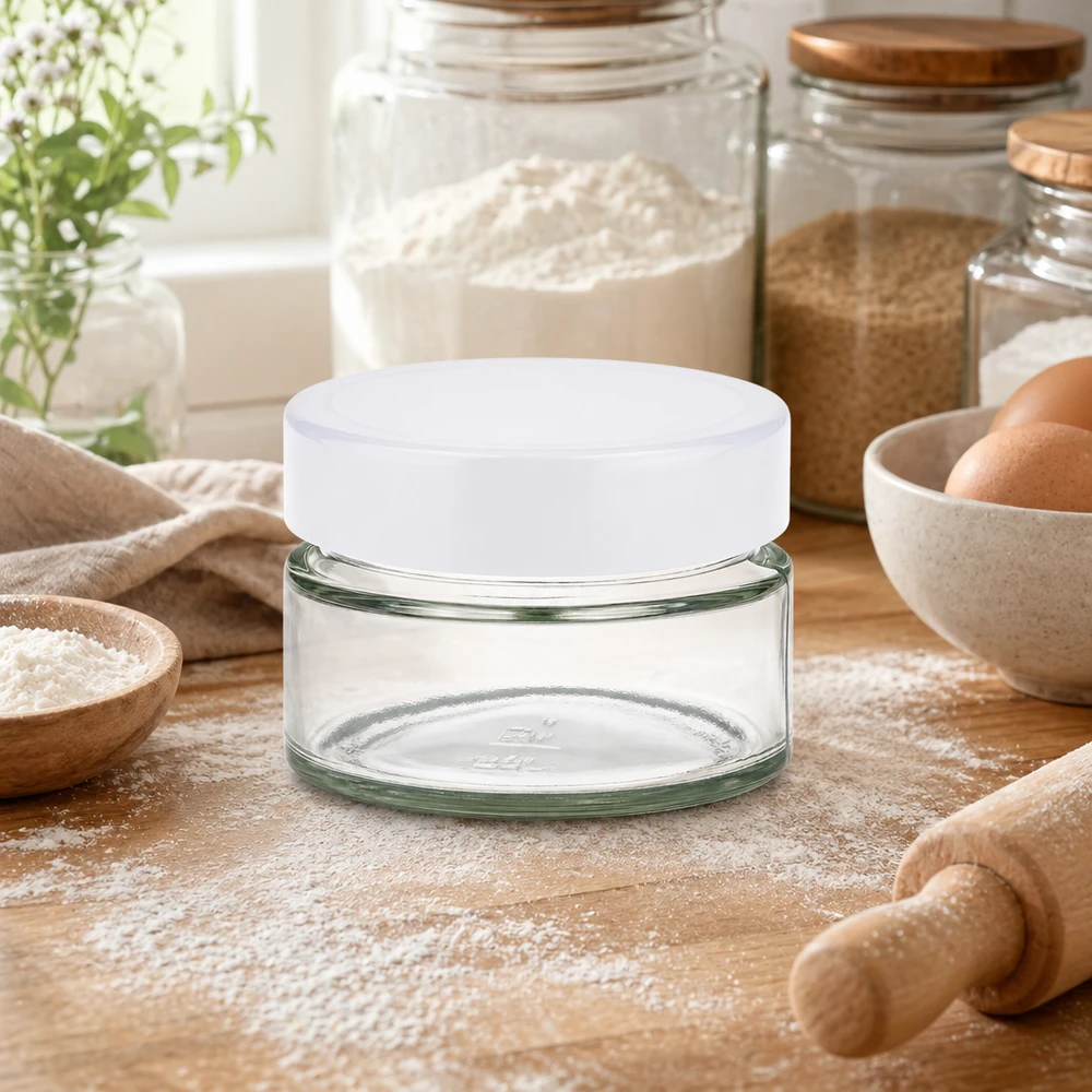 130ml kulatá sklenice + víčko BasicSeal bílé UNiTWIST 130ml Rundglas UNiTWIST BasicSeal weiß in Küche mit Backzutaten - Mehl Eier Nudelholz Küchenambiente