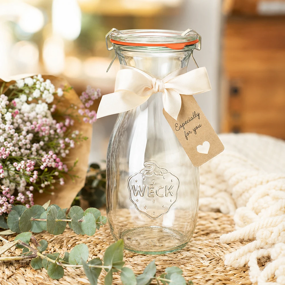 530ml láhev na džus kompletní WECK RR60 WECK 530ml Saftflasche RR60 dekorativ mit weißer Schleife und Geschenkanhänger zwischen Blumen arrangiert
