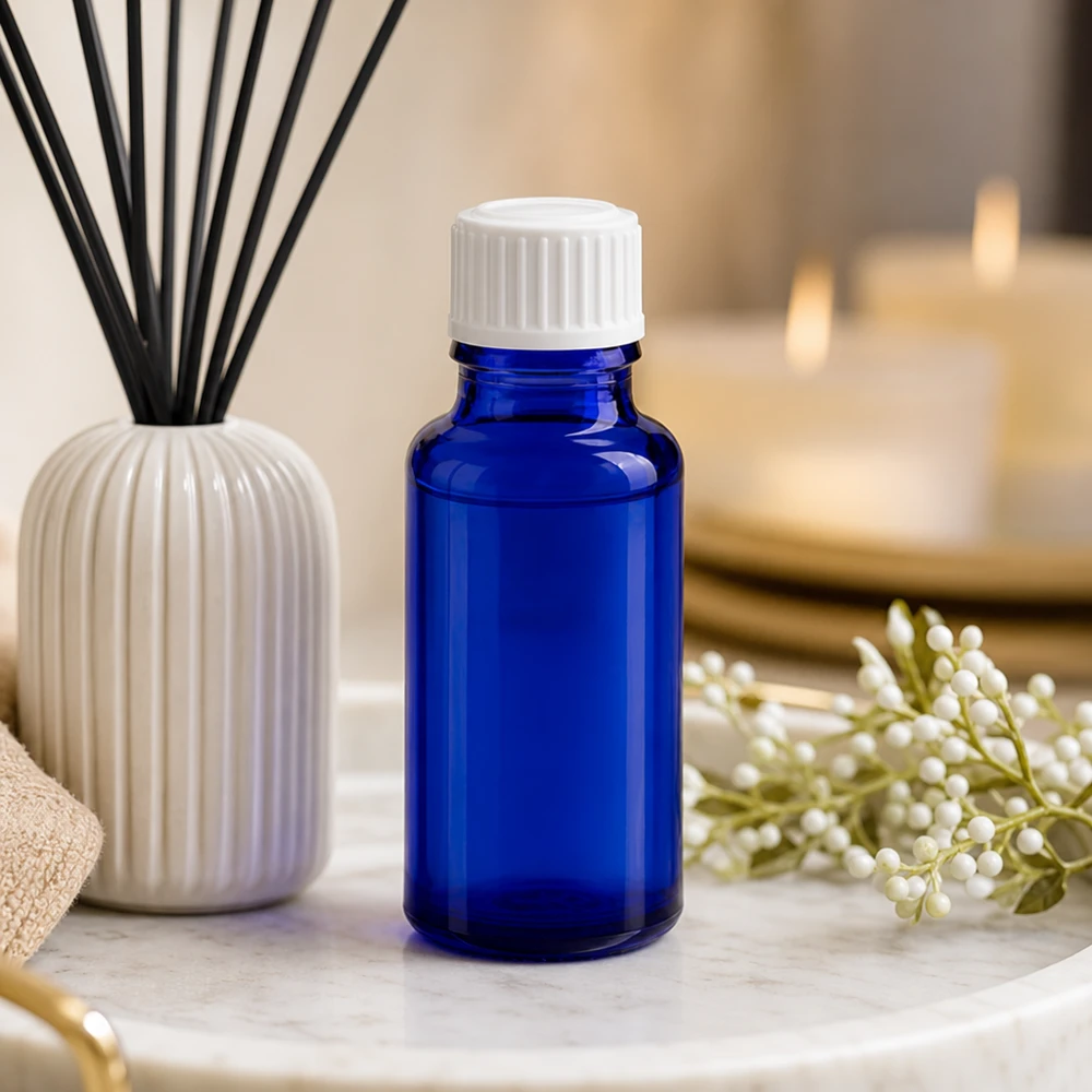 Lékárenská láhev modrá 20ml šroubovací uzávěr bílý standardní Blaue Aromatherapie Glasflasche 20ml mit weißem Schraubdeckel im Spa-Setting