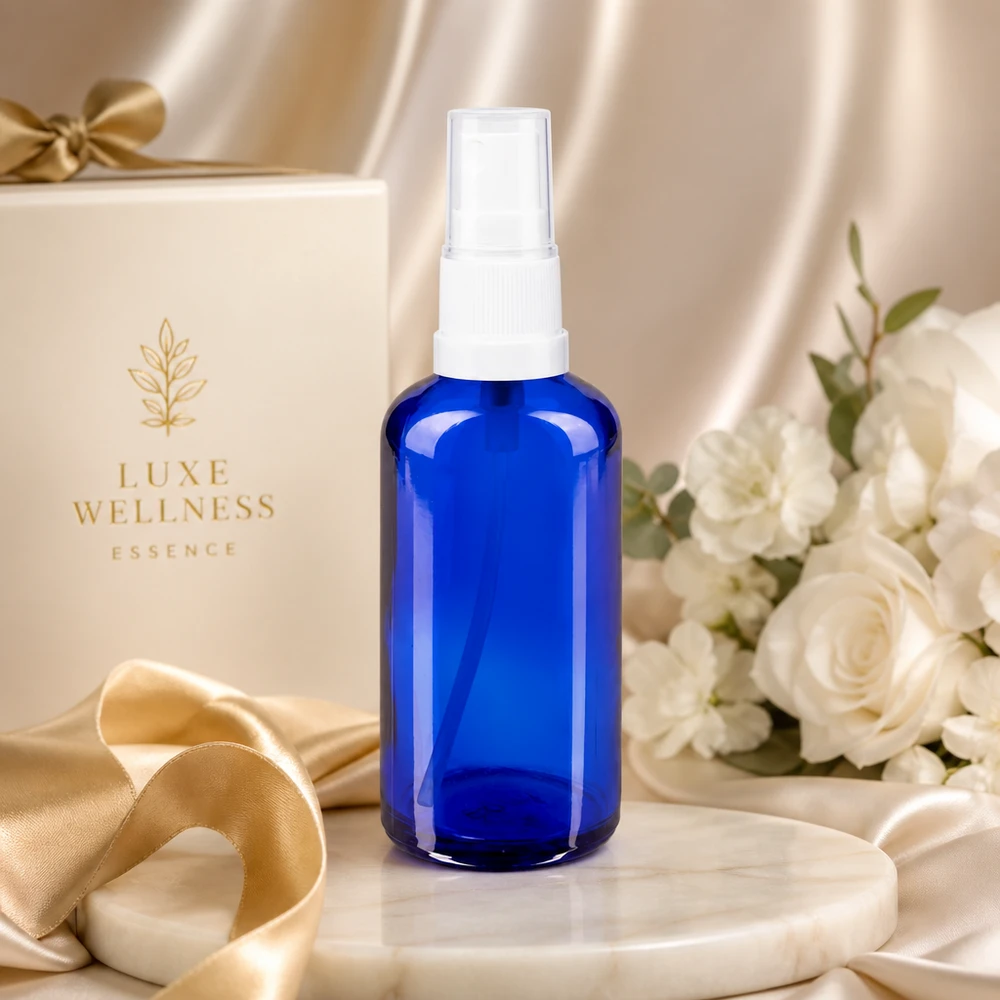 Lékárenská lahvička modrá 50ml s rozprašovacím víčkem bílá UV-Schutz Blauglasflasche 50ml mit feinem Sprühnebel-Zerstäuber für Kosmetik und Pharmazie