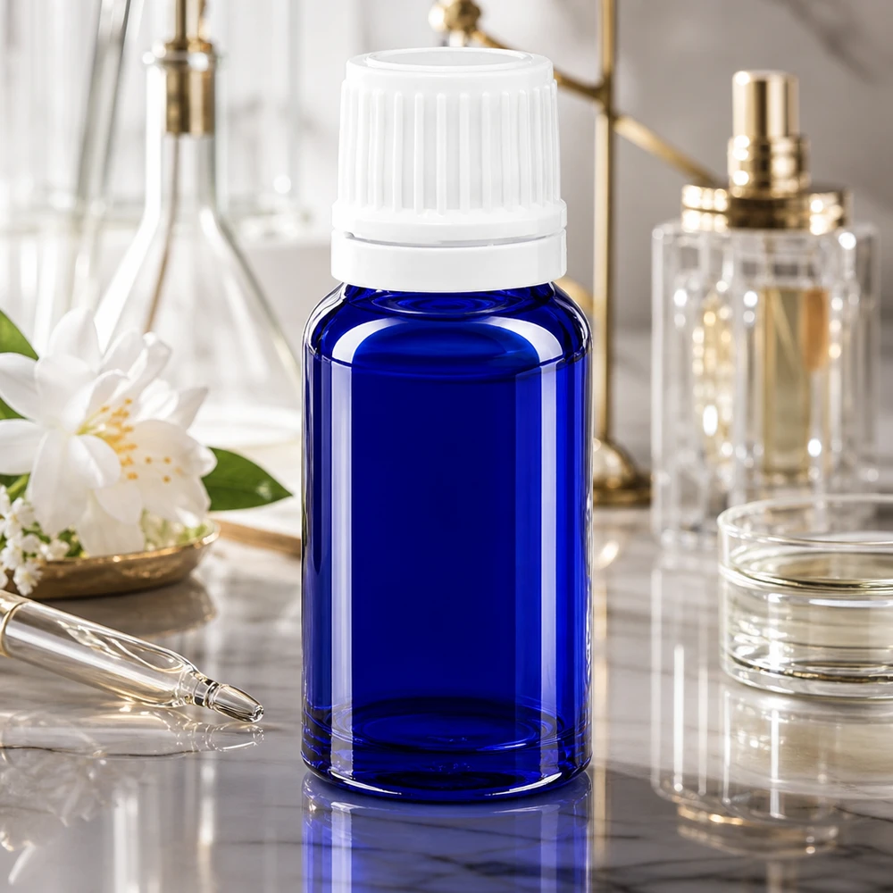 Lékárenská lahvička modrá 10ml kapací uzávěr 1,2mm bílý uzávěr s pojistkou proti manipulaci. Lichtschutz-Tropfflasche 10ml Blauglas mit präzisem 0,7mm Einsatz für Laboranwendungen