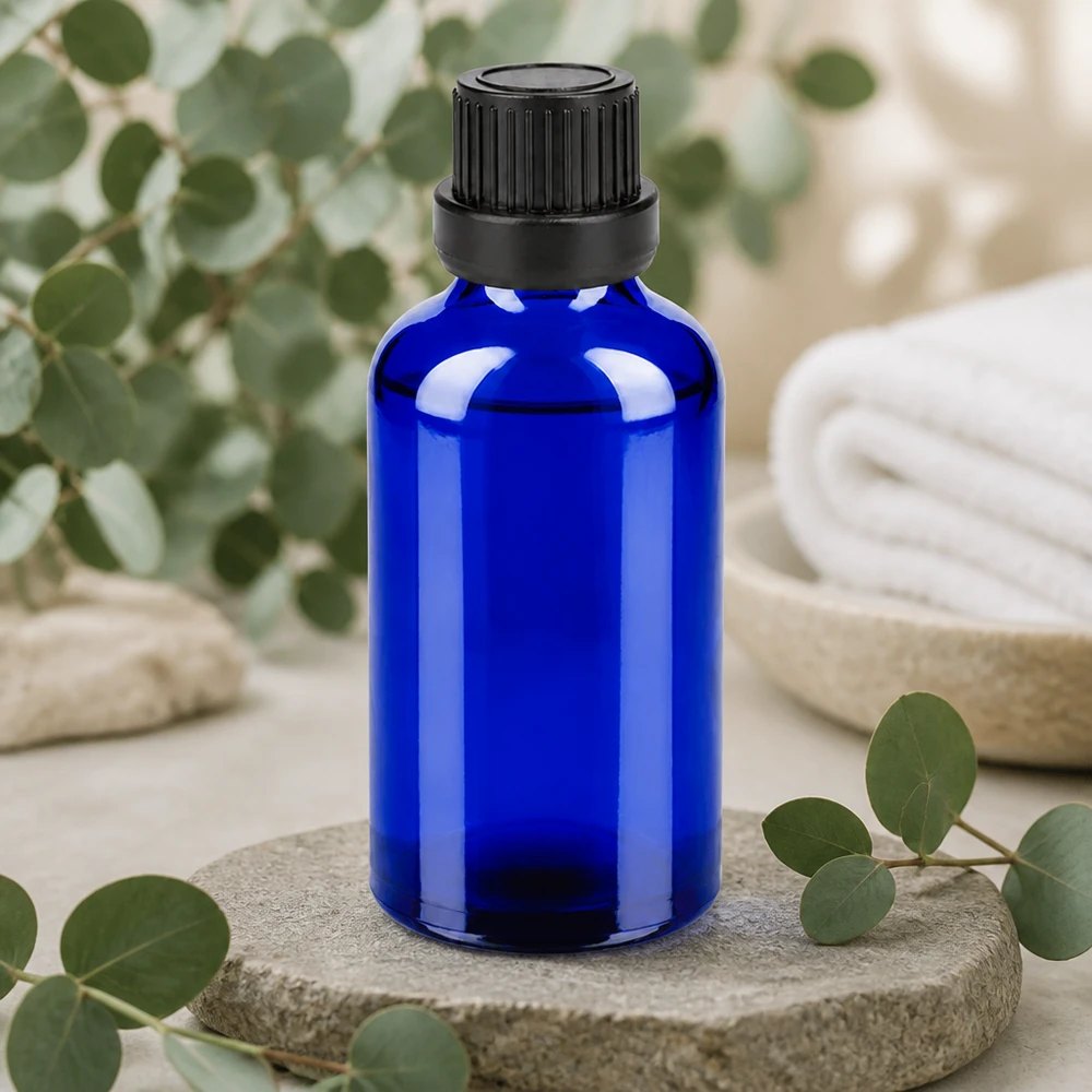 50ml láhev 11mm šroubovací uzávěr černý BlueLine UT18/50. Stilvolle blaue 50ml Glasflasche mit mattschwarzem Verschluss für hochwertige Inhaltsstoffe