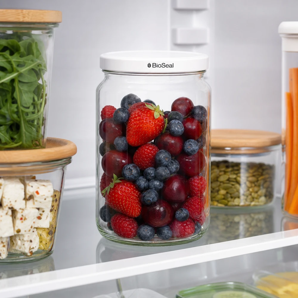 Kulatá sklenice o objemu 795 ml s bílým víčkem BioSeal UNiTWIST. UNiTWIST Runda795 im Kühlschrank mit frischen Beeren - optimale Frischhaltung dank weißem TO82 BioSeal Deckel