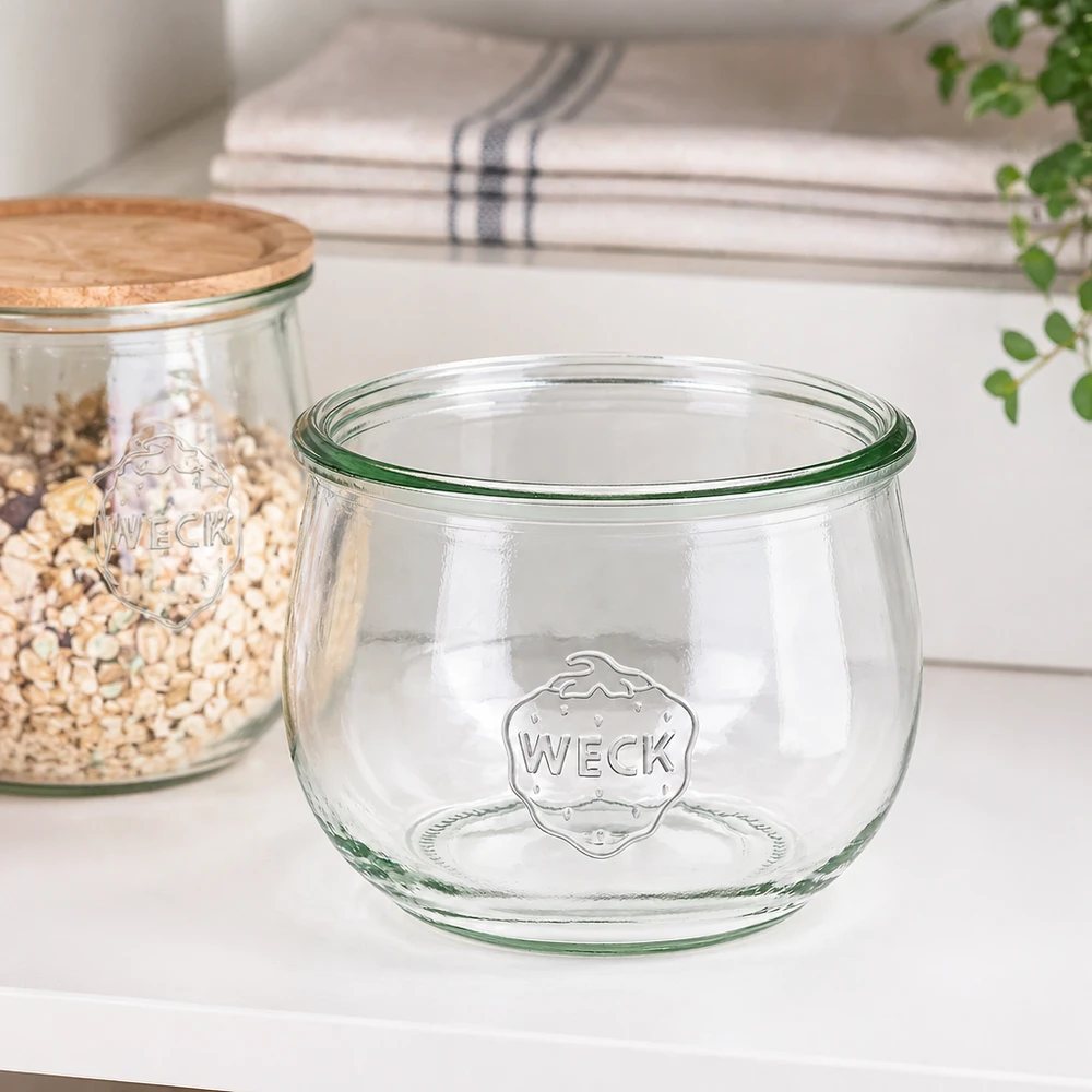 580ml WECK Tulpenglas RR100 Einmachglas transparent mit Logo auf weißer Küchenarbeitsplatte neben Vorratsglas