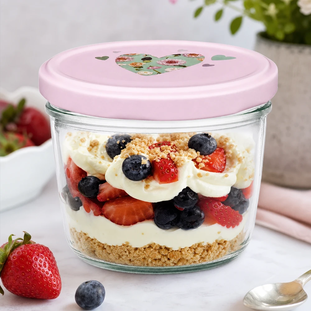 Sturzglas 230ml rosa Herzdeckel mit Beeren-Dessert Schichtdessert Joghurt Erdbeeren Blaubeeren Keksboden Nachtisch