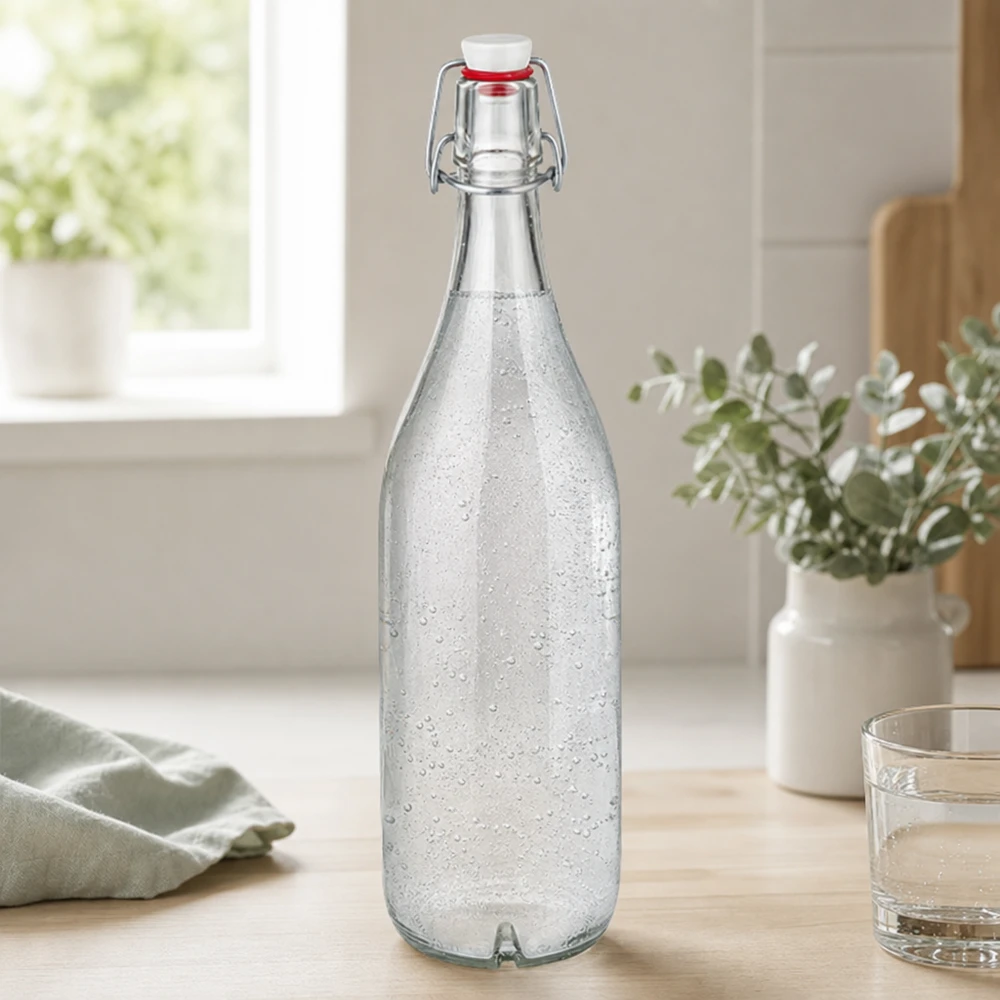 Skleněná láhev o objemu 1000 ml + otočný porcelánový vršek UNiTWIST 1000ml Glasflasche mit Bügelverschluss gefüllt mit Sprudelwasser auf Holztisch in moderner Küche
