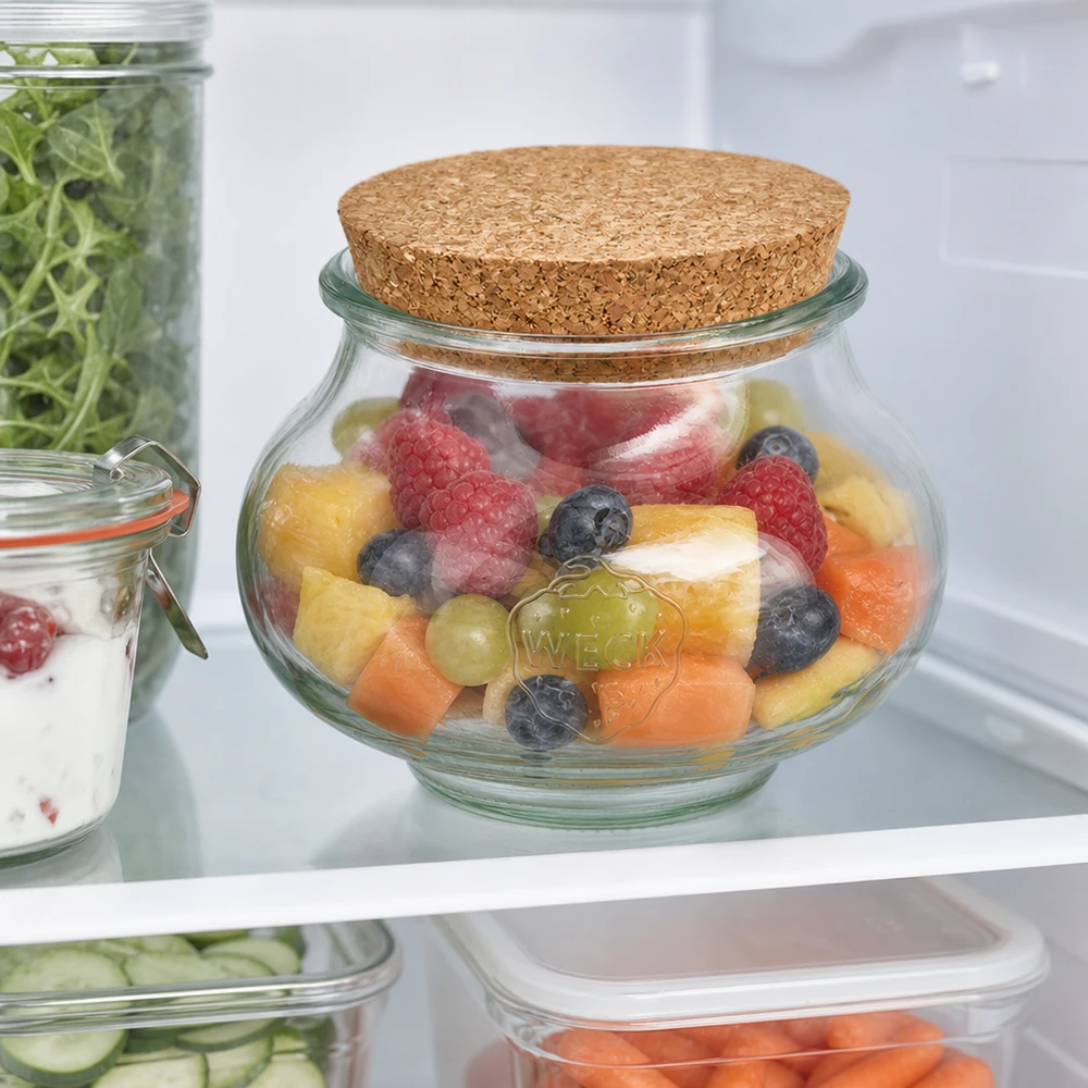 560ml šperkovnice WECK RR80 s korkem natural WECK Schmuckglas 560ml RR80 mit Korkdeckel im Kühlschrank gefüllt mit frischem Obstsalat Kühlschrankorganisation