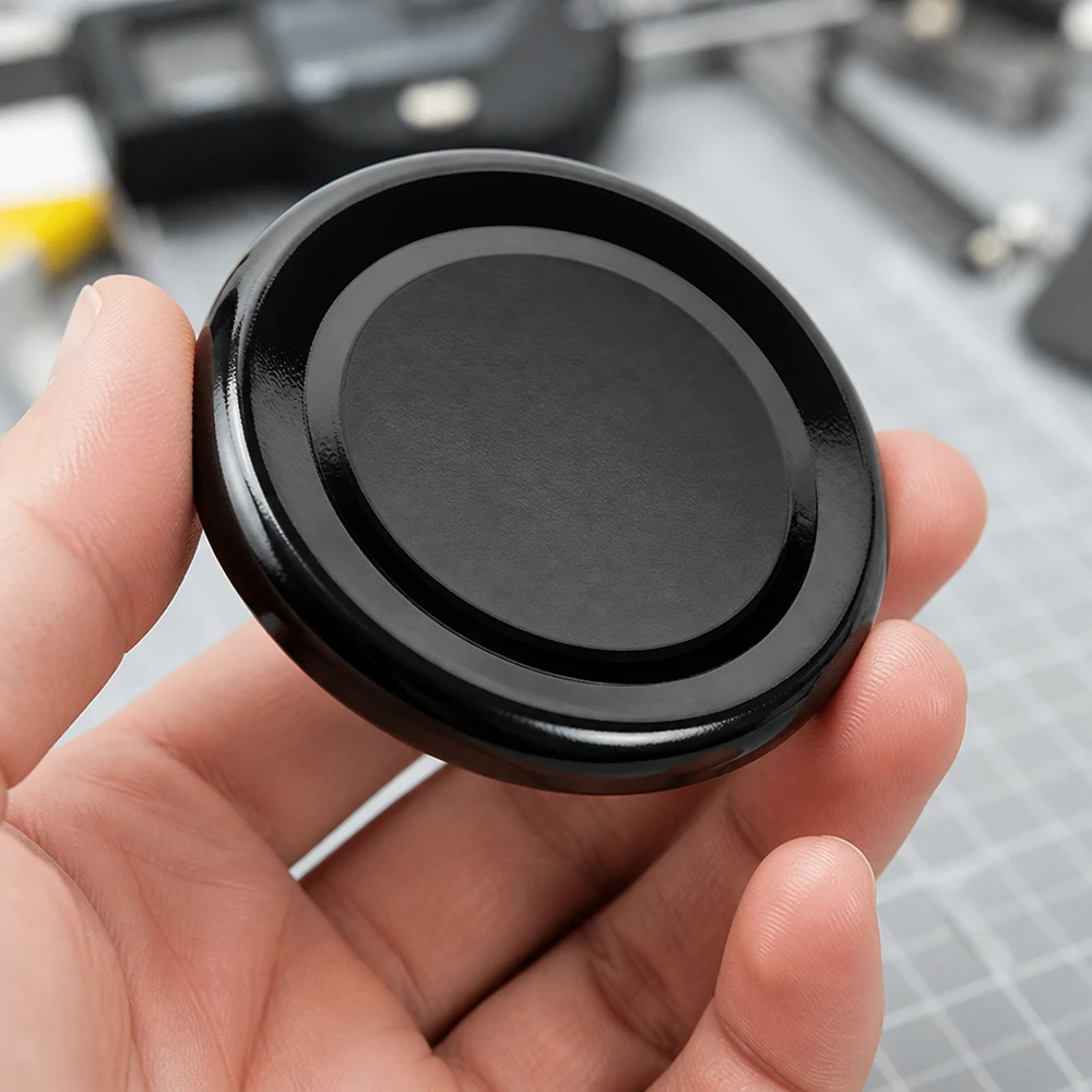 66 mm víčko BasicSeal, černé, TO66deep, UNiTWIST, detailní záběr lesklého povrchu kovového víčka