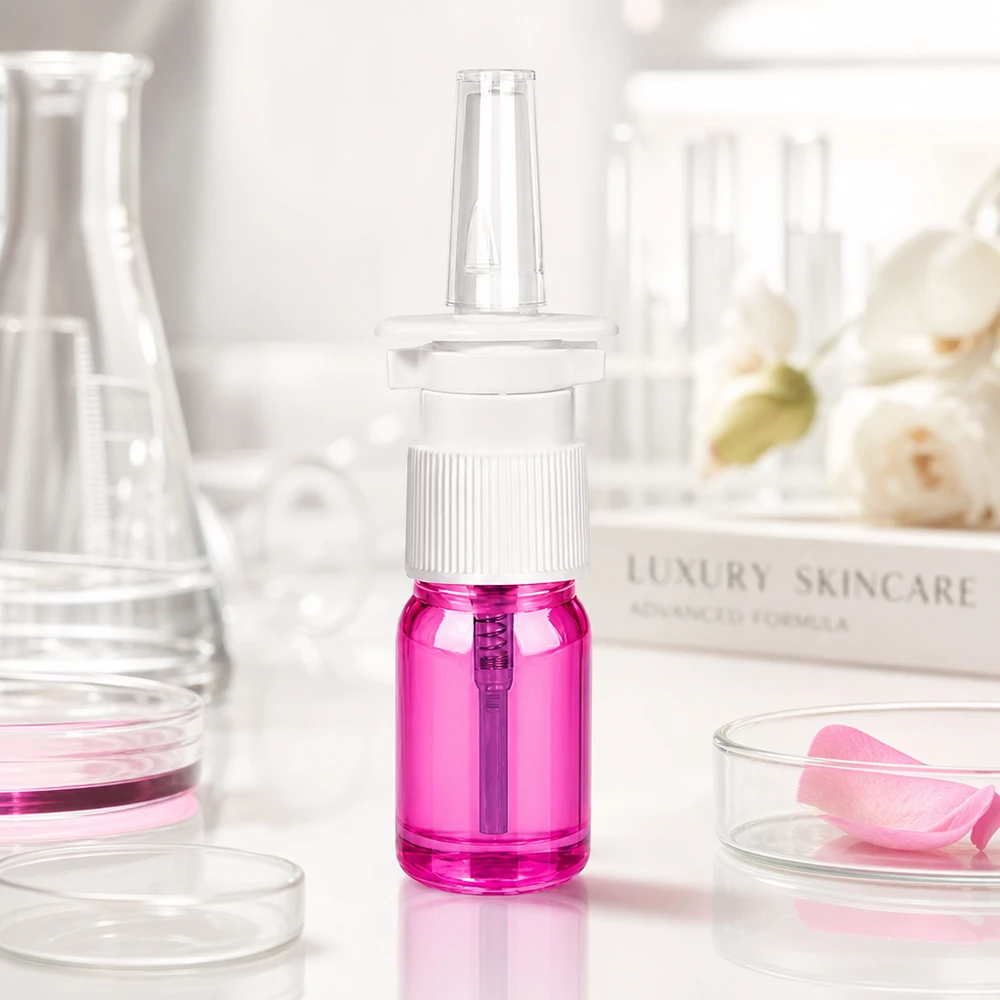 Leichte 5ml Kunststoffflasche mit violettem Körper und auslaufsicherem Sprühmechanismus für unterwegs