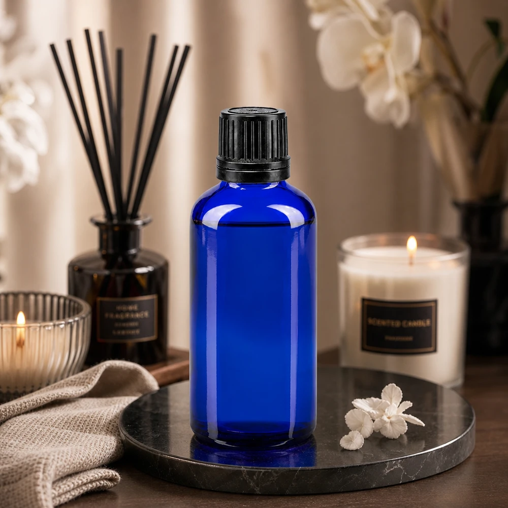 Lékárenská láhev modrá 50ml šroubovací uzávěr černý nalévací kroužek tamper evident uzávěr. 50ml blaue GR-Flasche aus Apothekerglas mit schwarzem OV auf elegantem Marmor mit Blüten