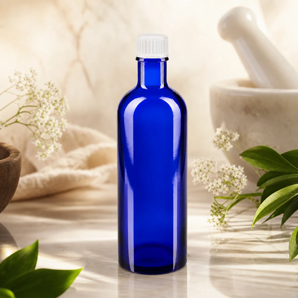 Lékárenská láhev modrá 200ml šroubovací uzávěr bílý stř. Blaue Rundflasche 200ml aus Glas mit weißem Deckel umgeben von Blüten und Naturpflanzen