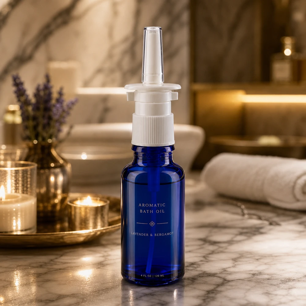 Lékárenská lahvička modrá 20ml nosní rozprašovač bílá stř. Pharmazeutische 20ml Blauglasflasche mit weißem Nasalspray-Pumpkopf auf Marmoroberfläche