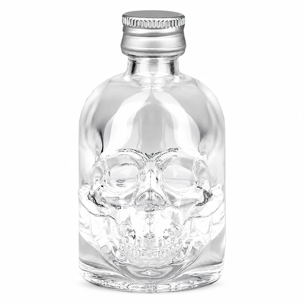 50ml Glasflasche "Hector" + Schraubverschluss silber UNiTWIS 50ml Glasflasche Hector mit Totenkopf-Relief und silbernem Schraubverschluss UNiTWIS auf weißem Hintergrund