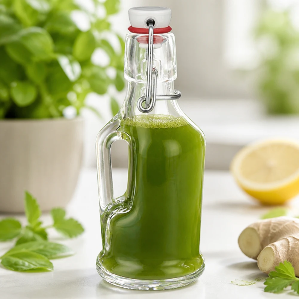 Glasflasche Bertha 200ml mit grünem Smoothie gefüllt neben Ingwer und Zitrone Küchenszene UNiTW Bügelverschluss
