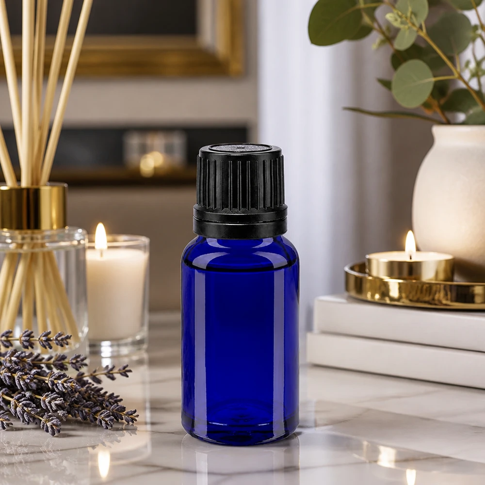 Kobaltblaue 10ml Glasflasche mit UV-Schutz und schwarzem Originalverschluss auf Marmor