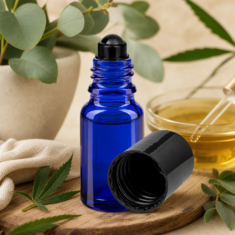 Lékárenská lahvička modrá 10ml roll-on černá uzávěr Kompakte 10ml Roll-On Flasche kobaltblau mit schwarzem STD-Verschluss auf rustikalem Holzuntergrund