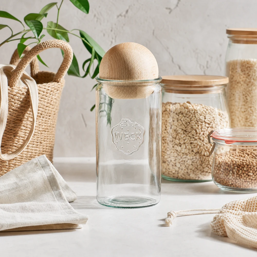 WECK Glas 1590ml RR100 mit Holzkugelverschluss in Zero-Waste-Küche mit nachhaltigen Aufbewahrungslösungen