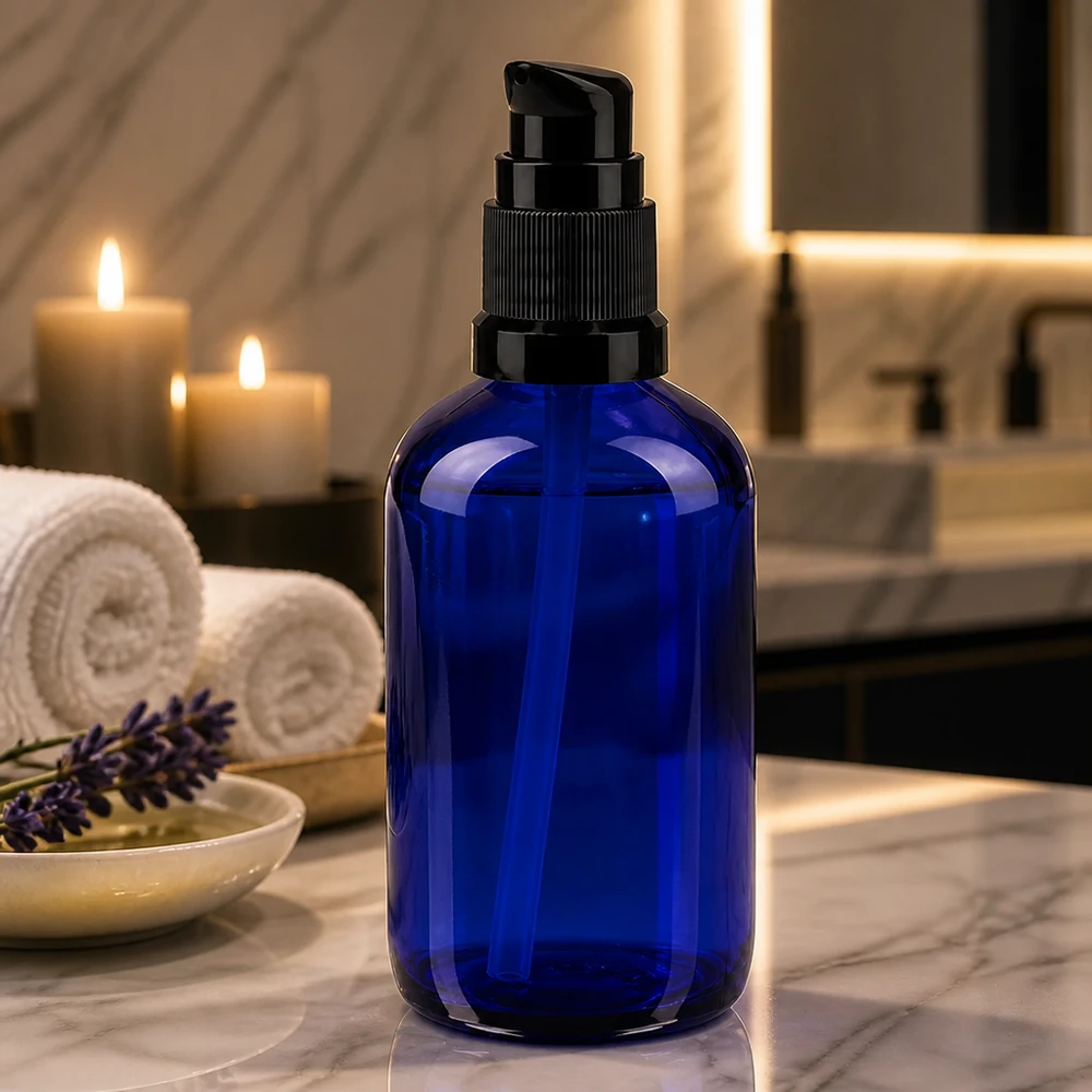 Lékárenská láhev modrá 100ml pumpovací uzávěr černý standardní 100ml blaue Apothekerglasflasche mit schwarzem Dosierspender für Kosmetik und Pflegeprodukte