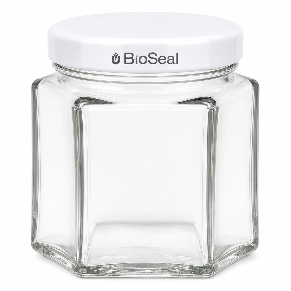 Šestihranná sklenice o objemu 47 ml s bílým víčkem BioSeal UNiTWIST. Šestihranná sklenice o objemu 47 ml s bílým víčkem BioSeal UNiTWIST.