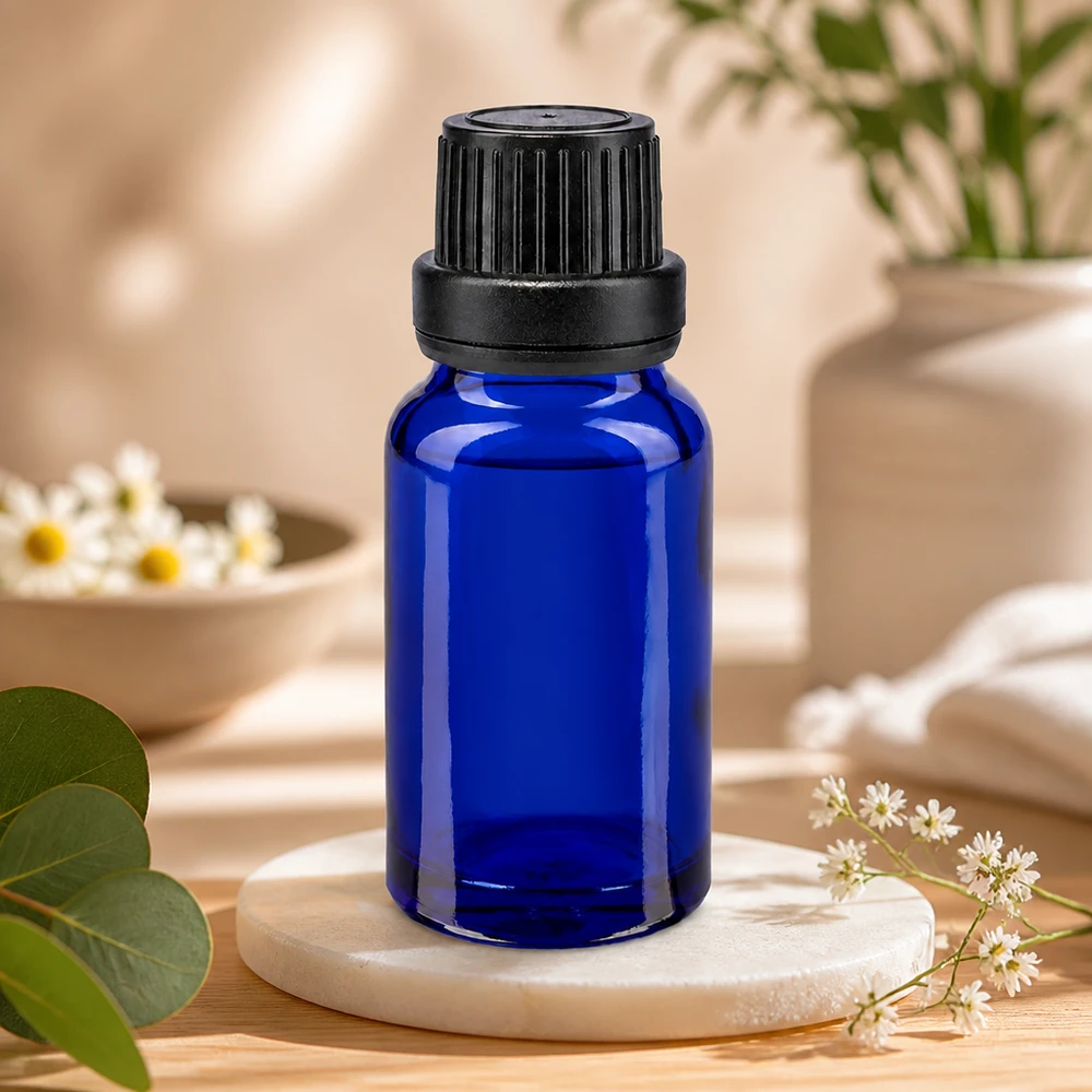 Lékárenská lahvička modrá 10ml kapací uzávěr s nalévacím kroužkem 2mm černý uzávěr proti neoprávněné manipulaci. Professionelle Tropfflasche 10ml Blauglas mit geripptem Schraubverschluss und Originalitätssicherung OV