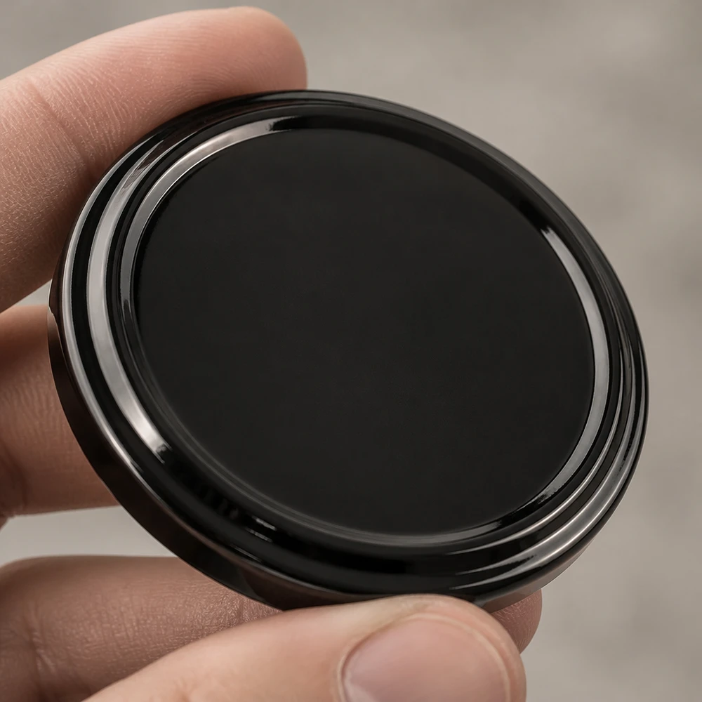 Detailní záběr černého kovového víčka BasicSeal 63 mm TO63 UNiTWIST s lesklým povrchem