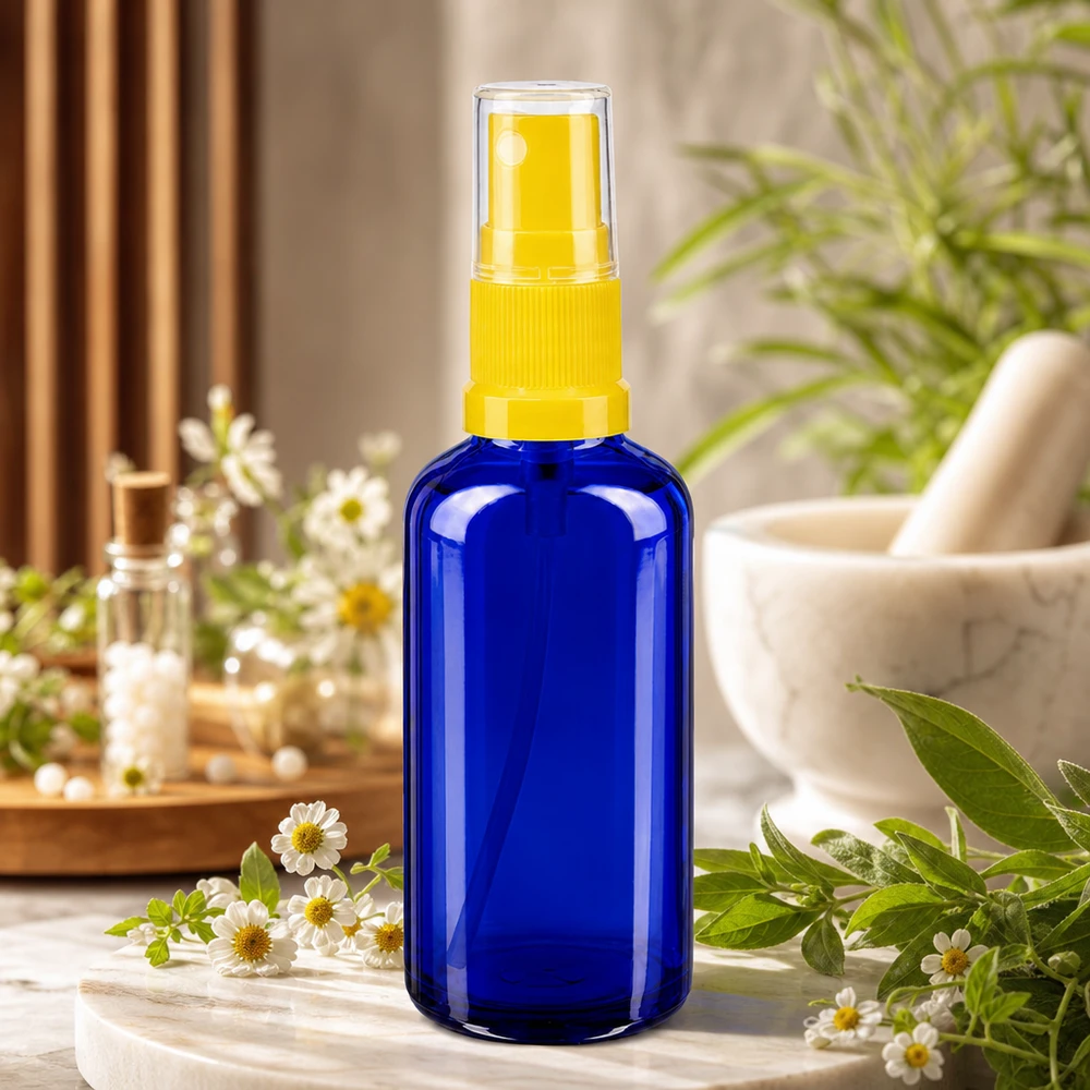 Lékárenská lahvička modrá 50ml s rozprašovacím víčkem žlutá Rundschulterflasche 50ml blau mit gelbem Sprühmechanismus für pharmazeutische Anwendungen