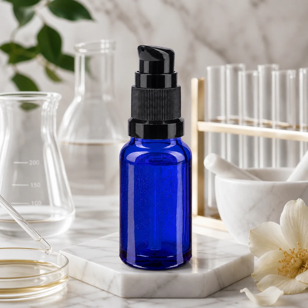 Lékárenská lahvička modrá 10ml s pumpičkovým uzávěrem černá standardní 10ml Blauglas Pumpflasche STD schwarz für präzise Dosierung von Kosmetikprodukten