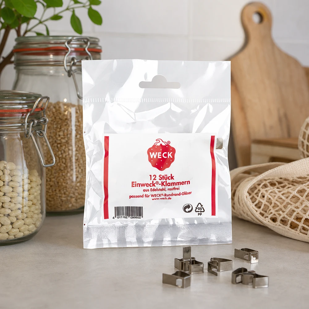Svorky Original WECK (balení s 12 kusy) WECK Klammern Lifestyle Aufnahme Küchenambiente mit Vorratsgläsern Schneidebrett natürliche Deko 12 Stück Edelstahl