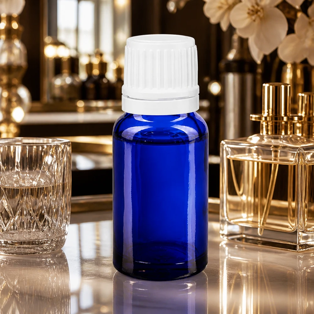 Lékárenská láhev modrá 10ml šroubovací uzávěr bílý uzávěr proti neoprávněné manipulaci. Hochwertige blaue 10ml Glasflasche mit weißem Sicherheitsverschluss für Kosmetikprodukte