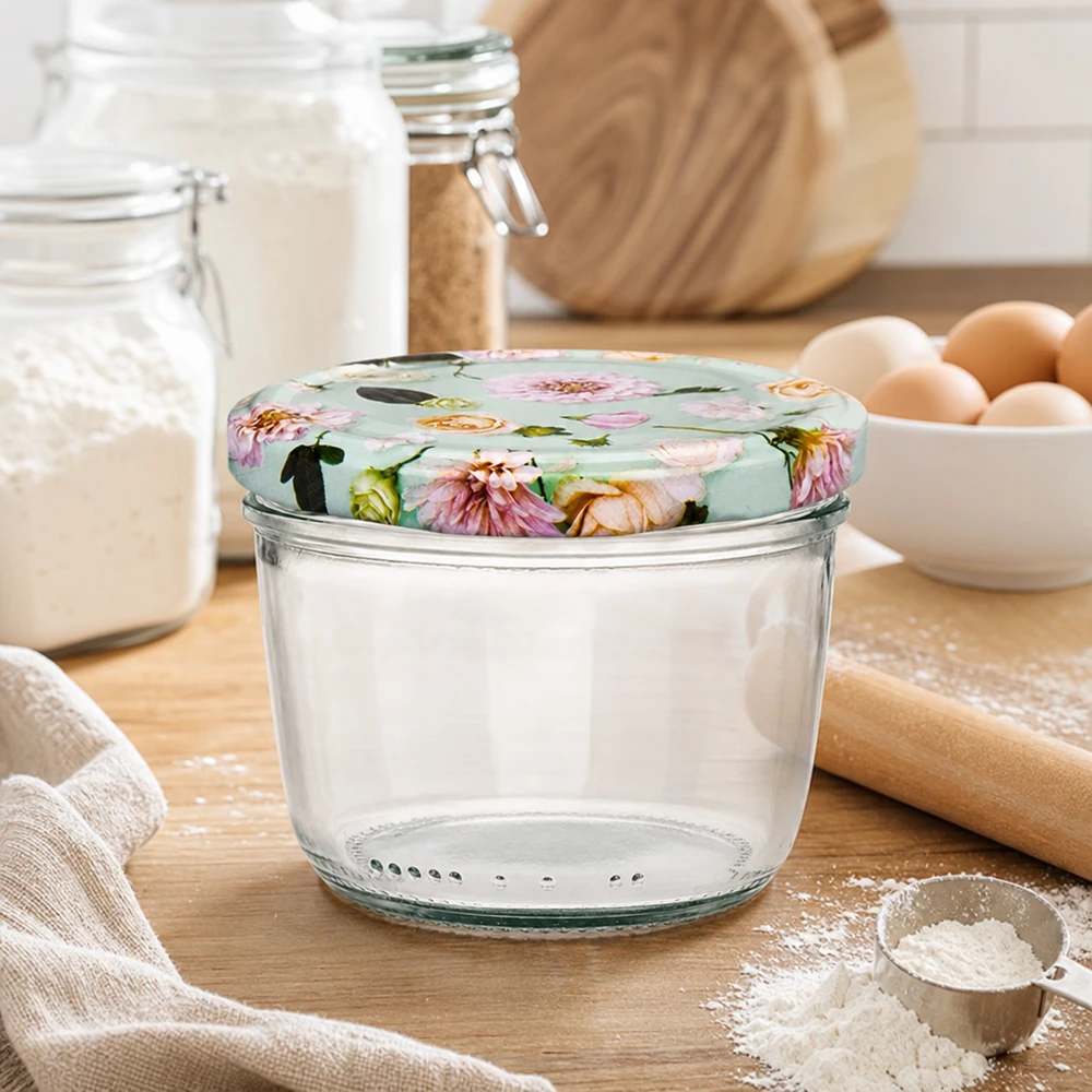 230ml Sturzglas mit BasicSeal Deckel in Küche beim Backen, umgeben von Mehl Eiern und Backutensilien