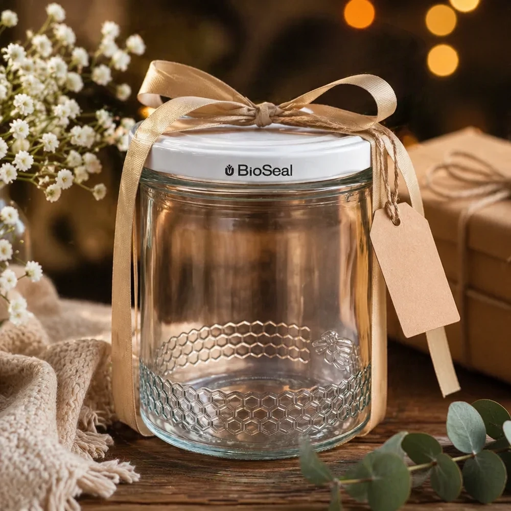 400ml Honigglas leer mit weißem BioSeal Deckel als Geschenk mit goldener Schleife und Anhänger dekoriert