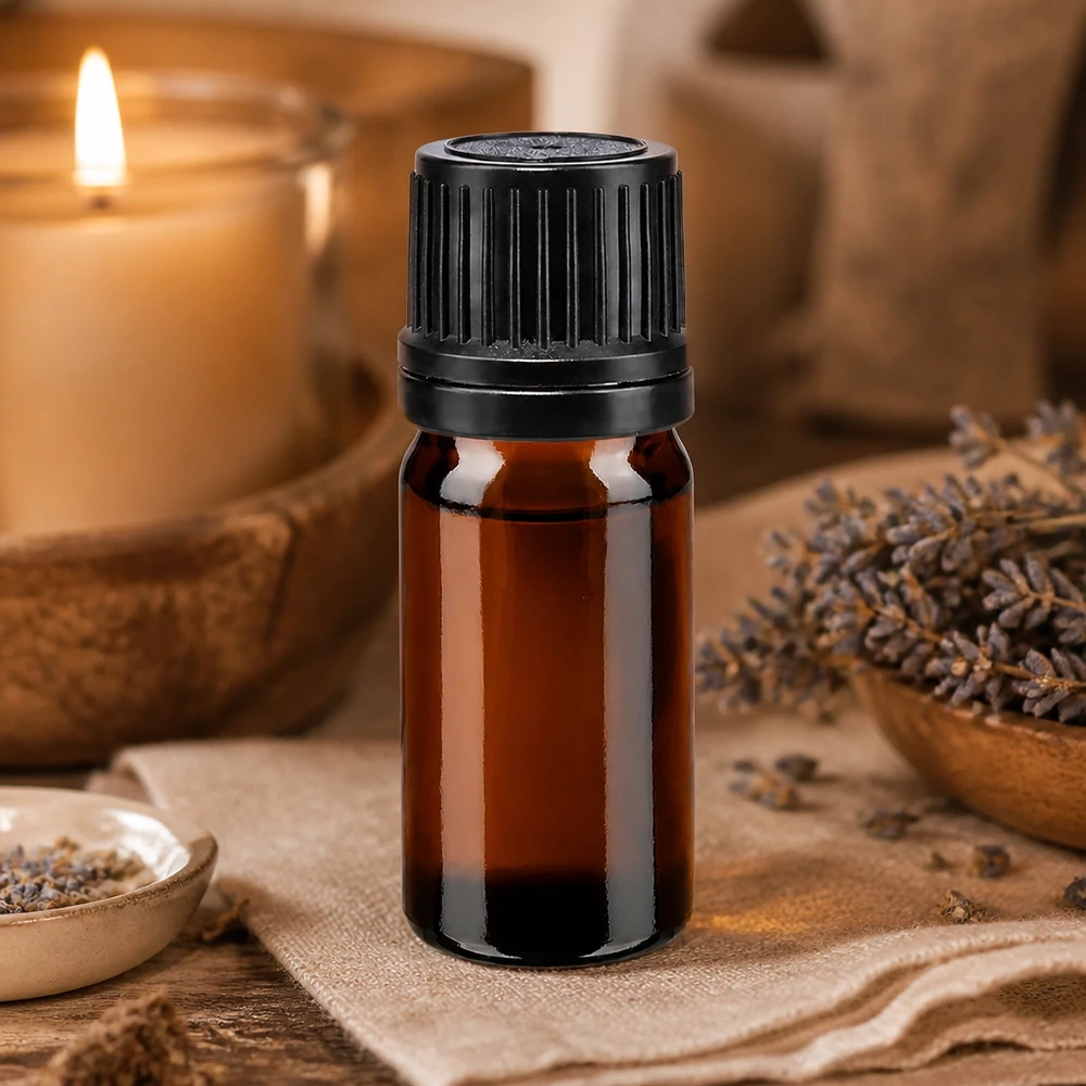 Lékárenská láhev hnědá 5ml šroubovací uzávěr černý nalévací kroužek nedovolená manipulace s uzávěrem. Aromatherapie-Aufbewahrungsflasche 5ml Braunglas OV-Verschluss neben Lavendelblüten Kerze