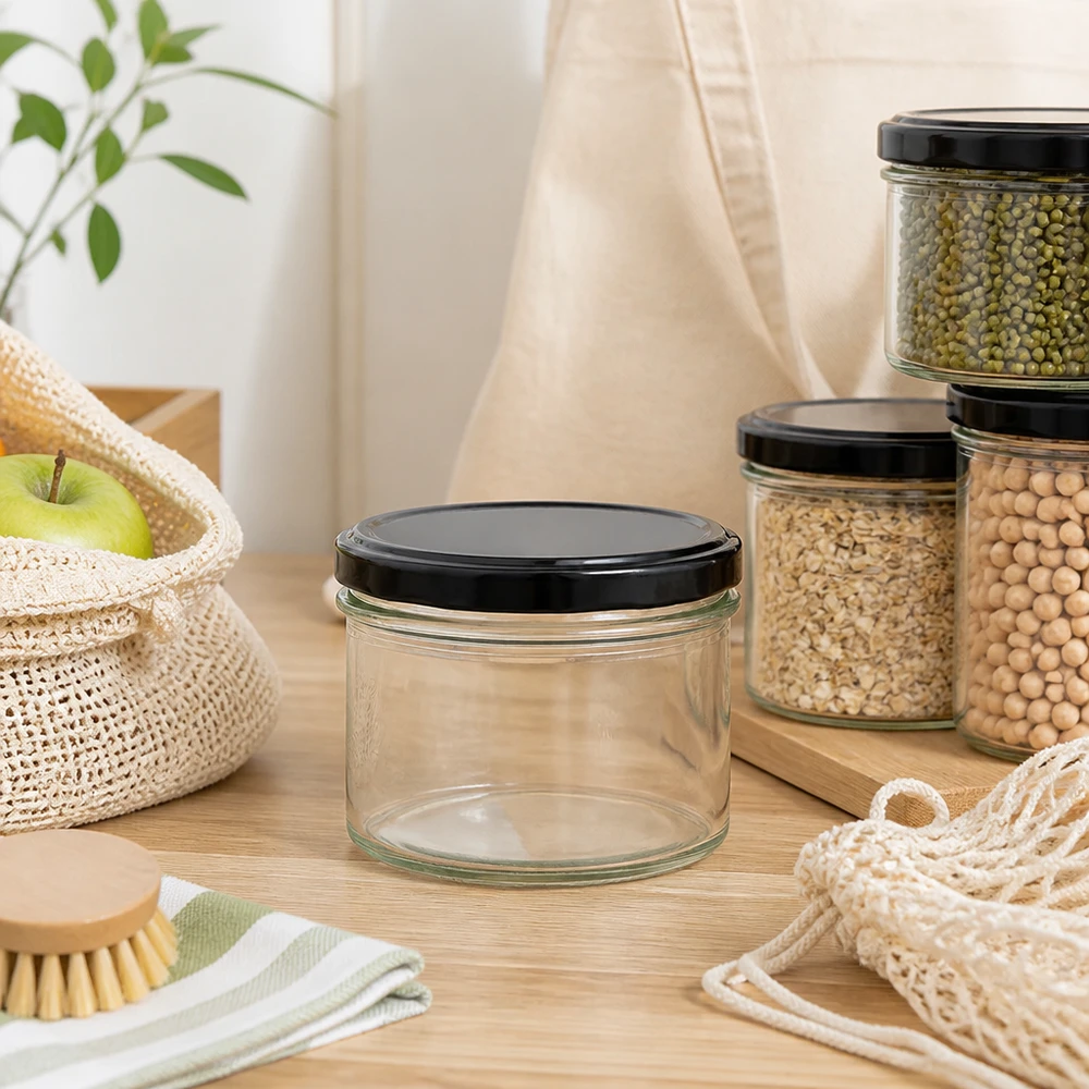 225ml Sturzglas mit schwarzem Deckel in Zero-Waste Küche mit nachhaltigen Vorratsgläsern und Öko-Produkten