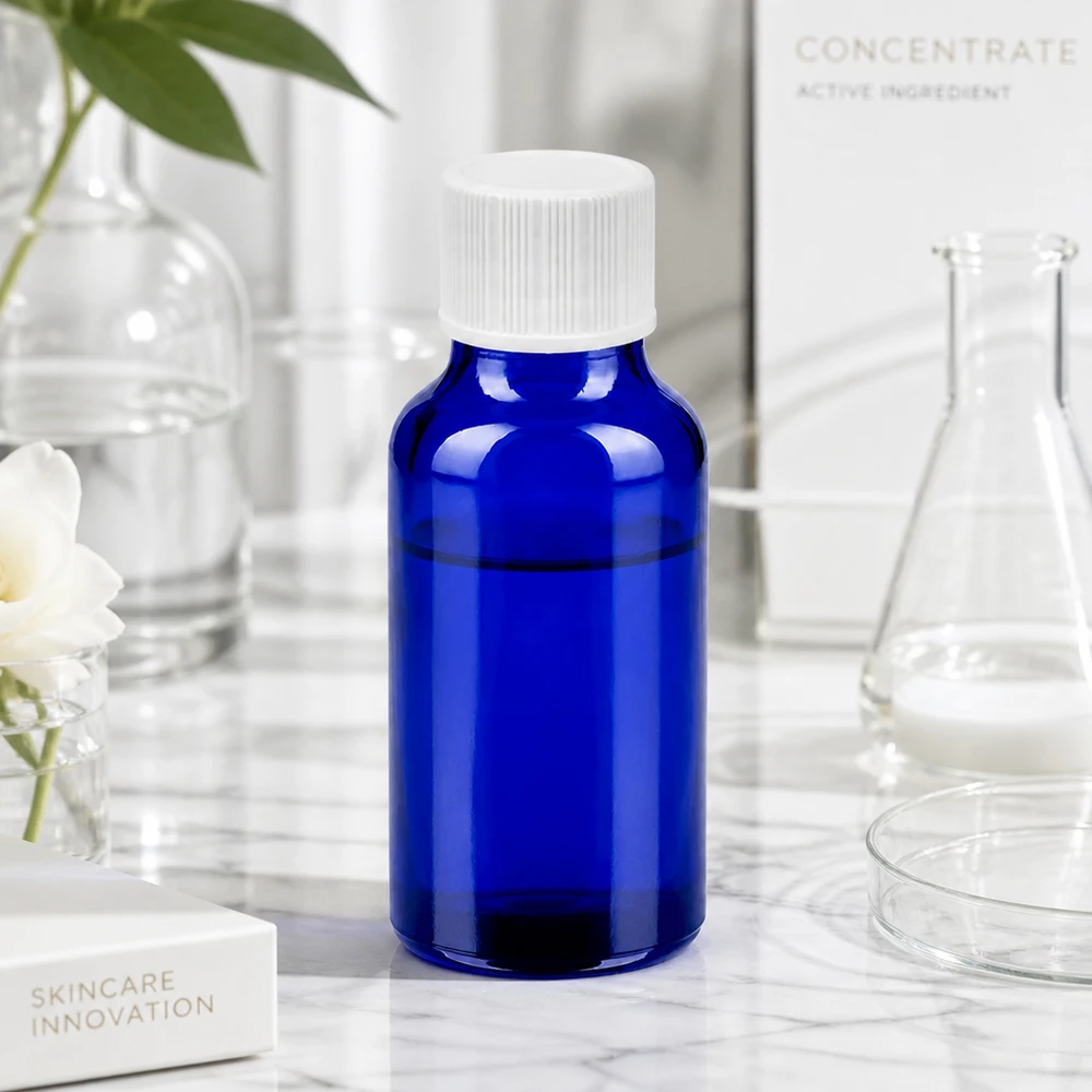 20ml láhev 11mm šroubovací uzávěr bílý standard BlueLine UT18/20 Kompakte blaue Glasflasche 20ml mit weißem Verschluss ideal für Reise und unterwegs