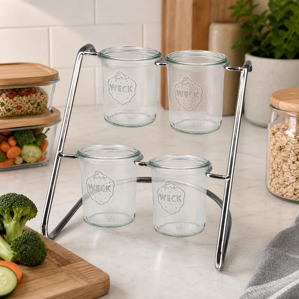 Servírovací stojan Flato4 na 4 kelímky WECK Serviergestell Flato4 auf Küchentheke mit 4 leeren WECK Gläsern - bereit zum Befüllen mit Aufstrichen und Snacks