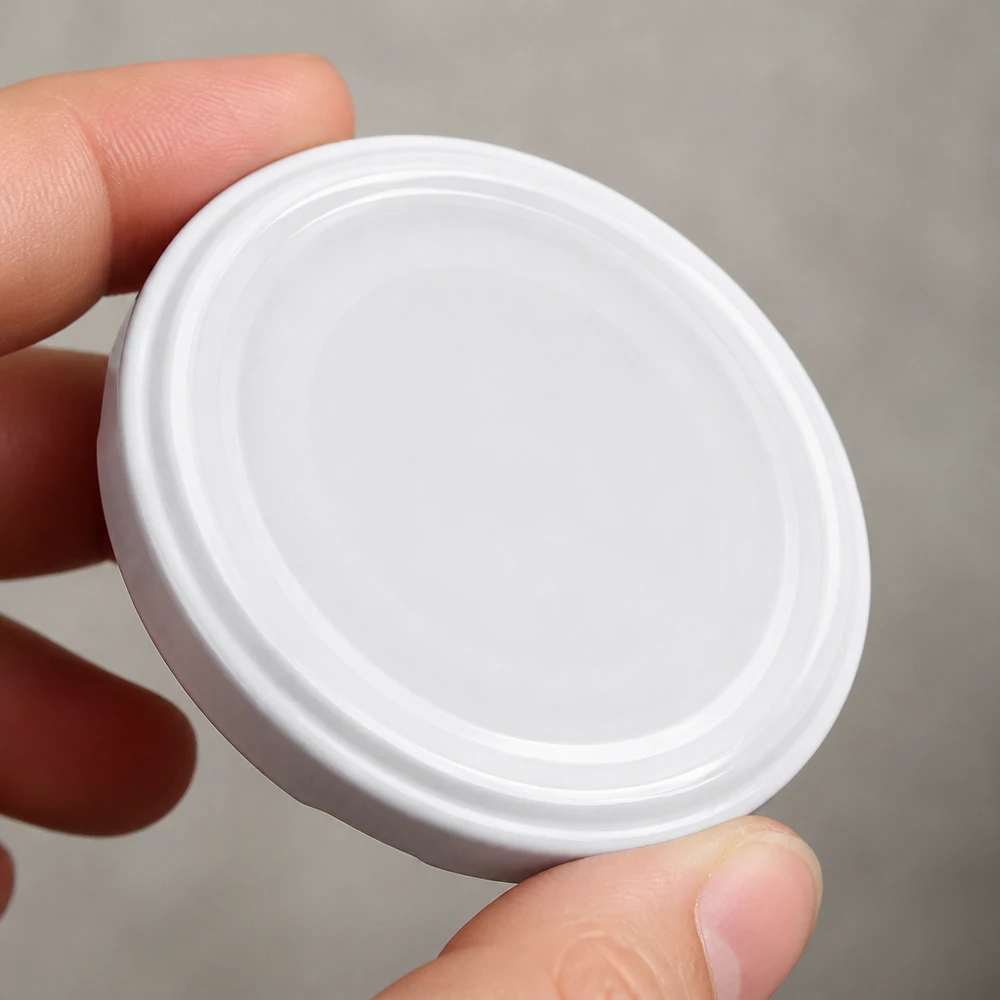 Víčko 82mm BioSeal bílé (TO82) UNiTWIST UNiTWIST TO82 – bílé odšroubovatelné víčko o průměru 82 mm, BioSeal – detailní záběr spodní strany