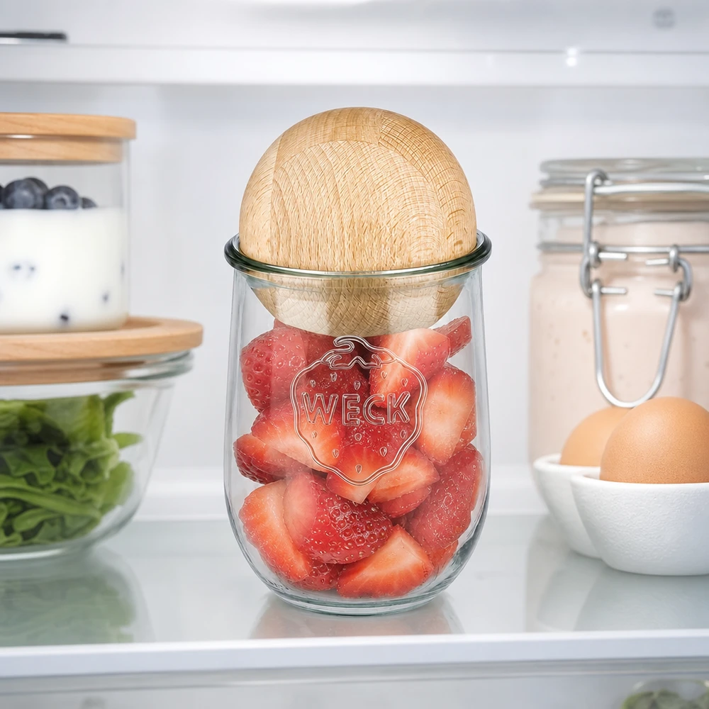 1062ml tulipánová sklenice WECK RR100 s dřevěnou kuličkou buk WECK Tulpenglas 1062ml RR100 mit Buchenkugel im Kühlschrank gefüllt mit frischen Erdbeeren zeigt optimale Frischhaltung