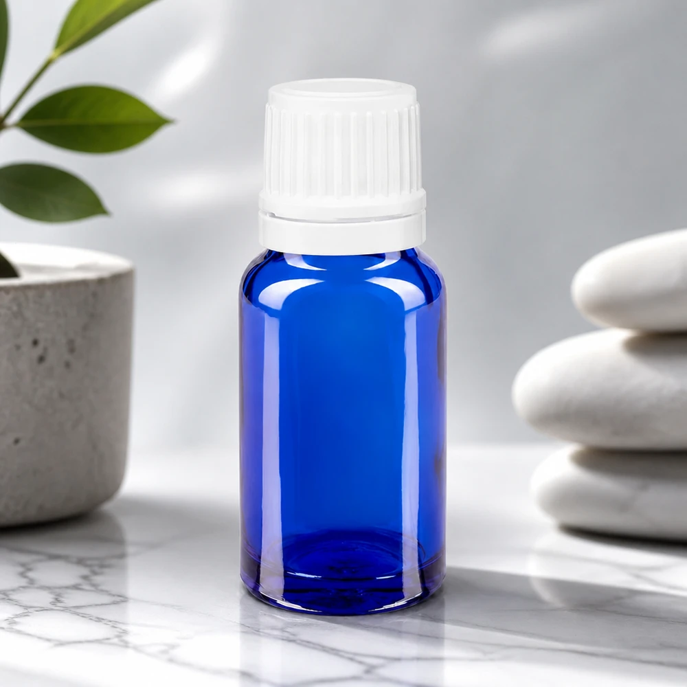 Lékárenská lahvička modrá 10ml kapací uzávěr 1,2mm bílý uzávěr s pojistkou proti manipulaci. Kleine blaue Dosierflasche aus Apothekerglas mit geripptem weißem Sicherheitsverschluss