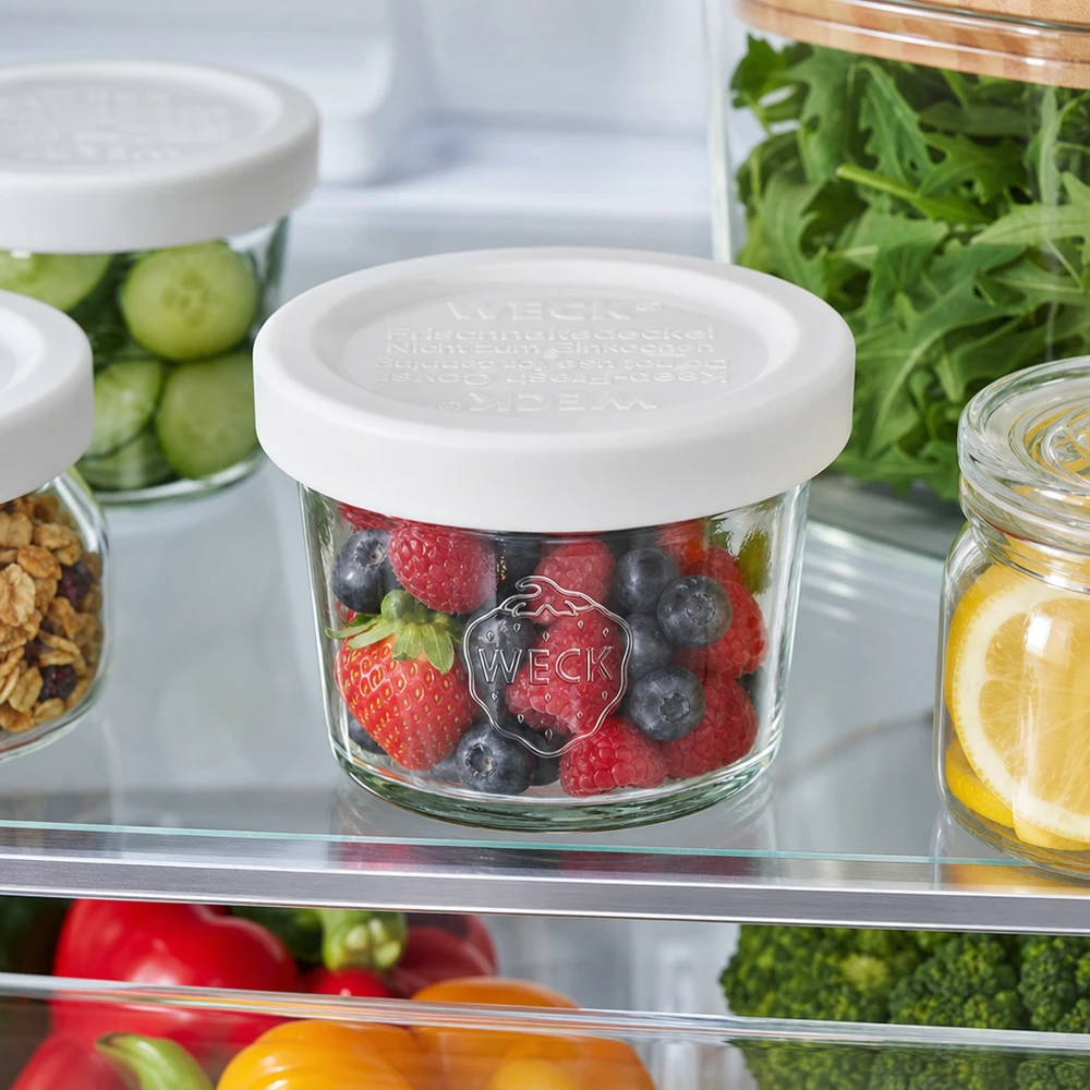 WECK Sturzglas 35ml RR40 mit gemischten Beeren im Kühlschrank, praktische Lebensmittellagerung mit Frischedeckel