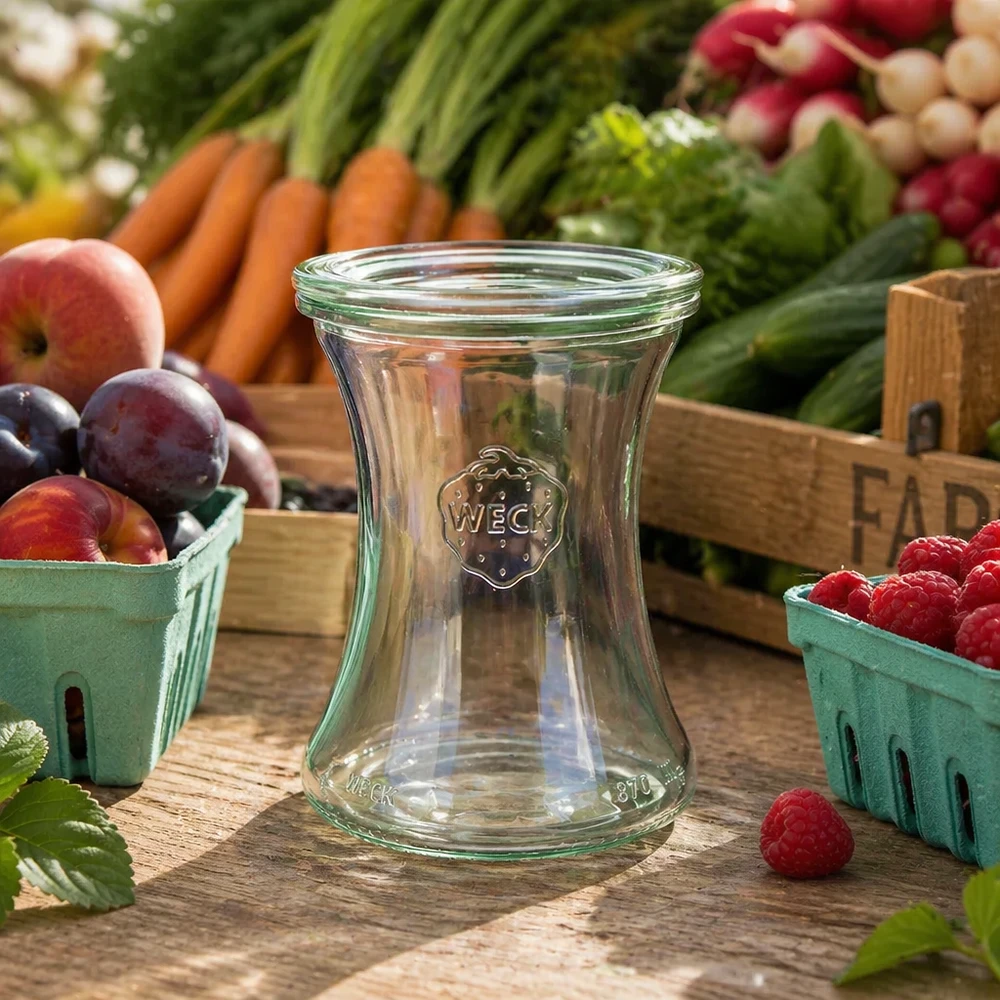370ml lahůdková sklenice se skleněným víčkem WECK RR80 WECK Delikatessenglas 370ml RR80 leer auf Holztisch zwischen frischem Obst und Gemüse zeigt natürliche Verwendung