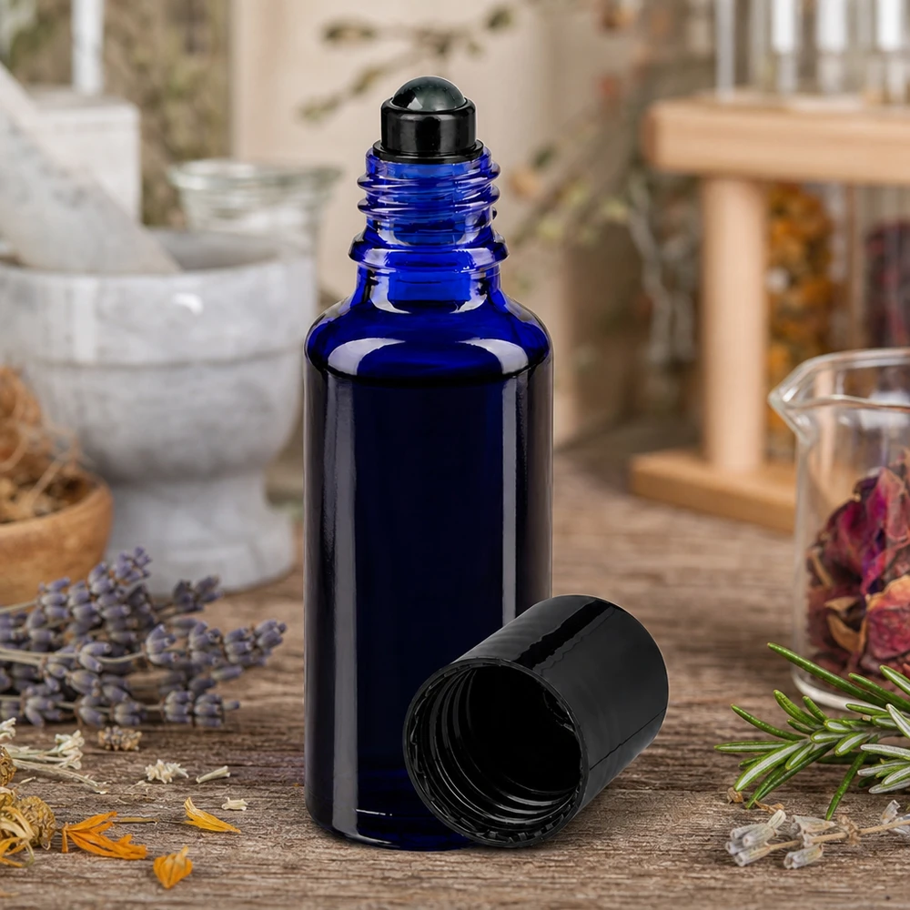 Lékárenská lahvička modrá 30ml roll-on s černým uzávěrem Blaue 30ml Apotheker Rollflasche mit schwarzer Applikatorkugel für Parfum und Aromaöle