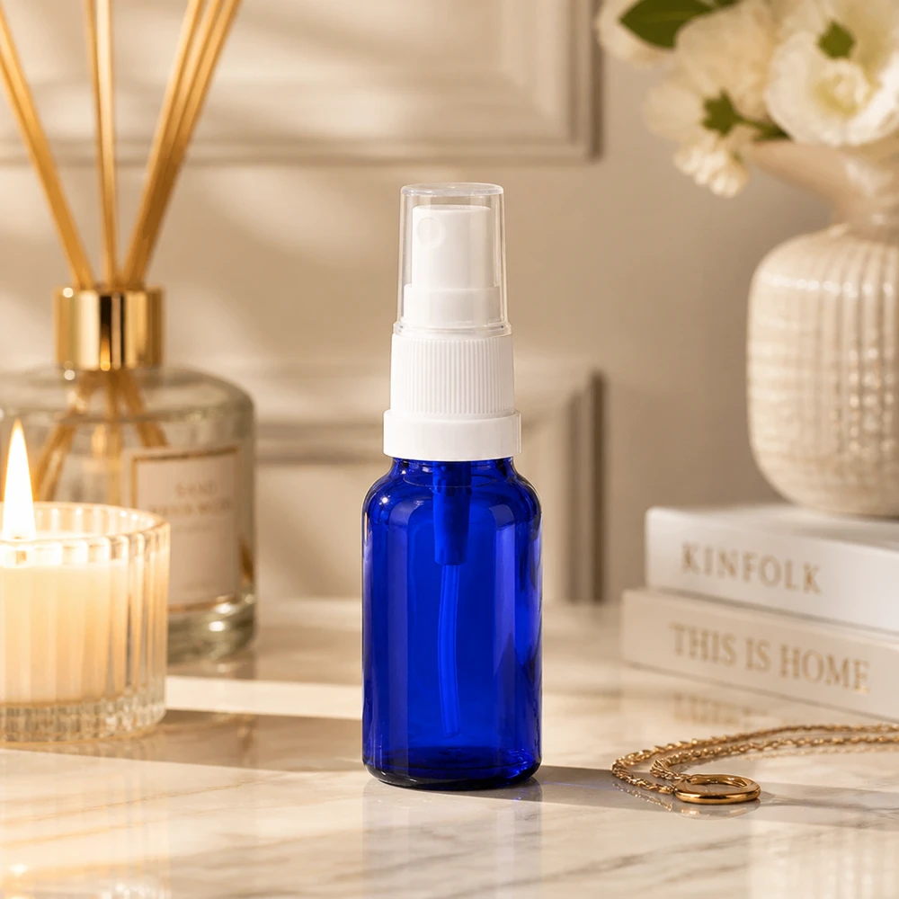 10ml lahvička s rozprašovačem bílá/transparentní standardní uzávěr BlueLine UT18/10 Vielseitige BlueLine Sprayflasche 10ml mit weißem Pumpmechanismus für gleichmäßige Verteilung