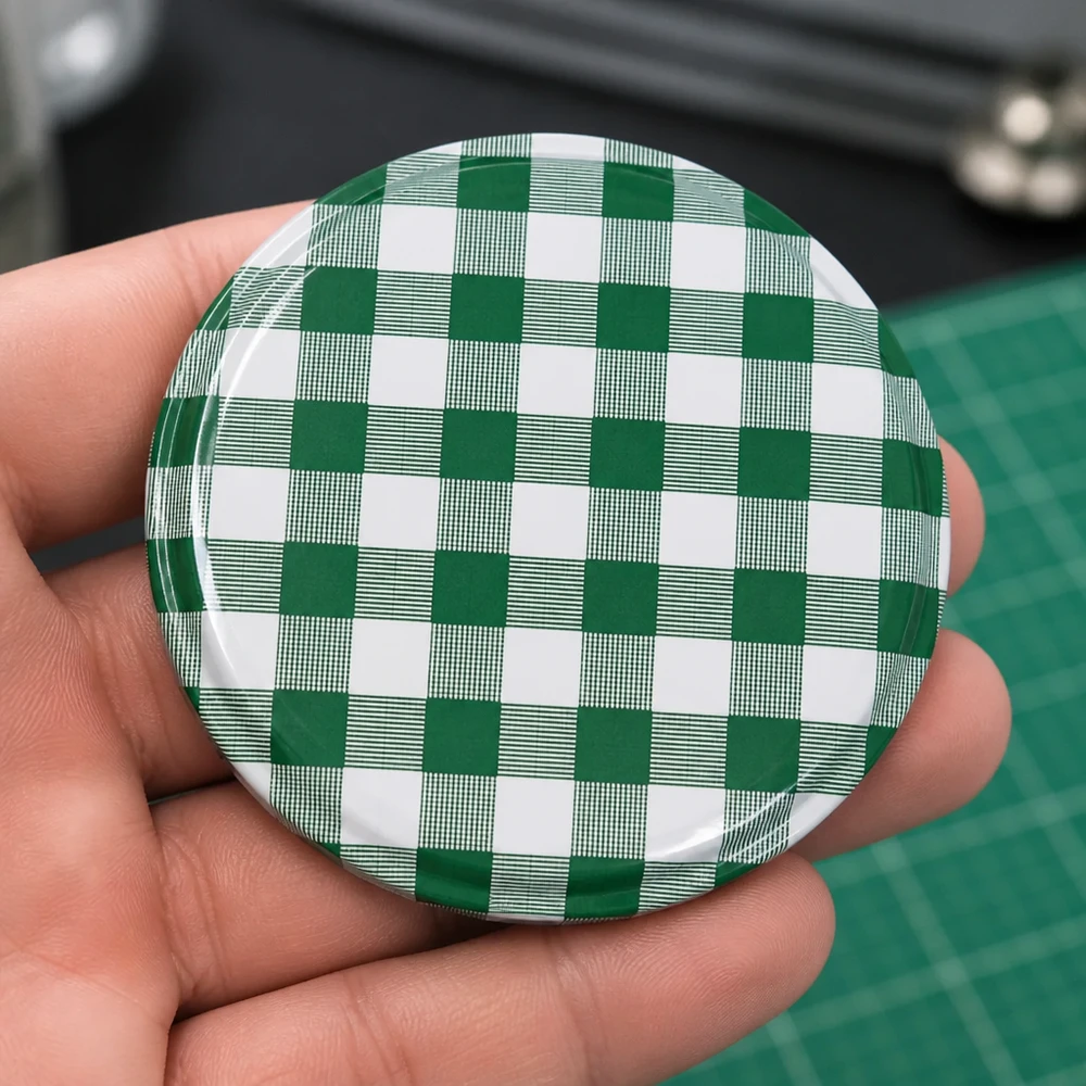 Detailní záběr 82mm víčka typu „Twist-Off“ TO82, kostkované, zelené a bílé, kovové víčko BasicSeal