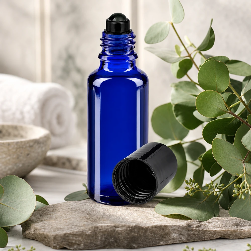 Lékárenská lahvička modrá 30ml roll-on s černým uzávěrem 30ml Roll-On Gebinde aus blauem Borosilikatglas mit schwarzem Schraubverschluss auf Steinuntergrund
