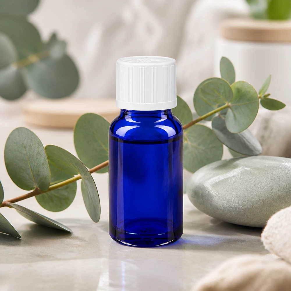Blaue Glasflasche 10ml mit Präzisionstropfeinsatz und KiSi-Deckel umgeben von Natursteinen