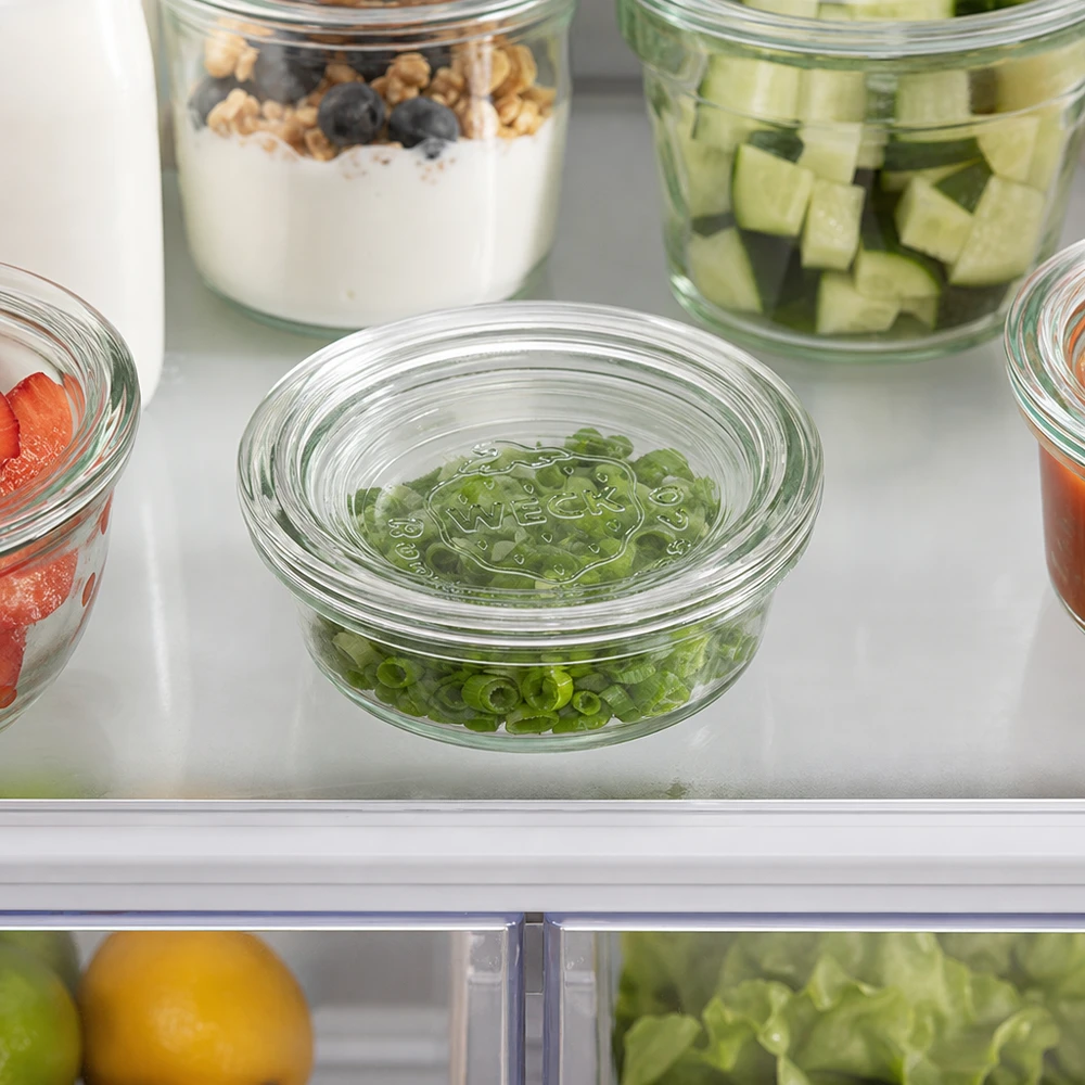 Skleněné víčko WECK RR40 WECK Glasdeckel RR40 im Kühlschrank mit geschnittenen Gurken Frühlingszwiebeln und Joghurt mit Beeren