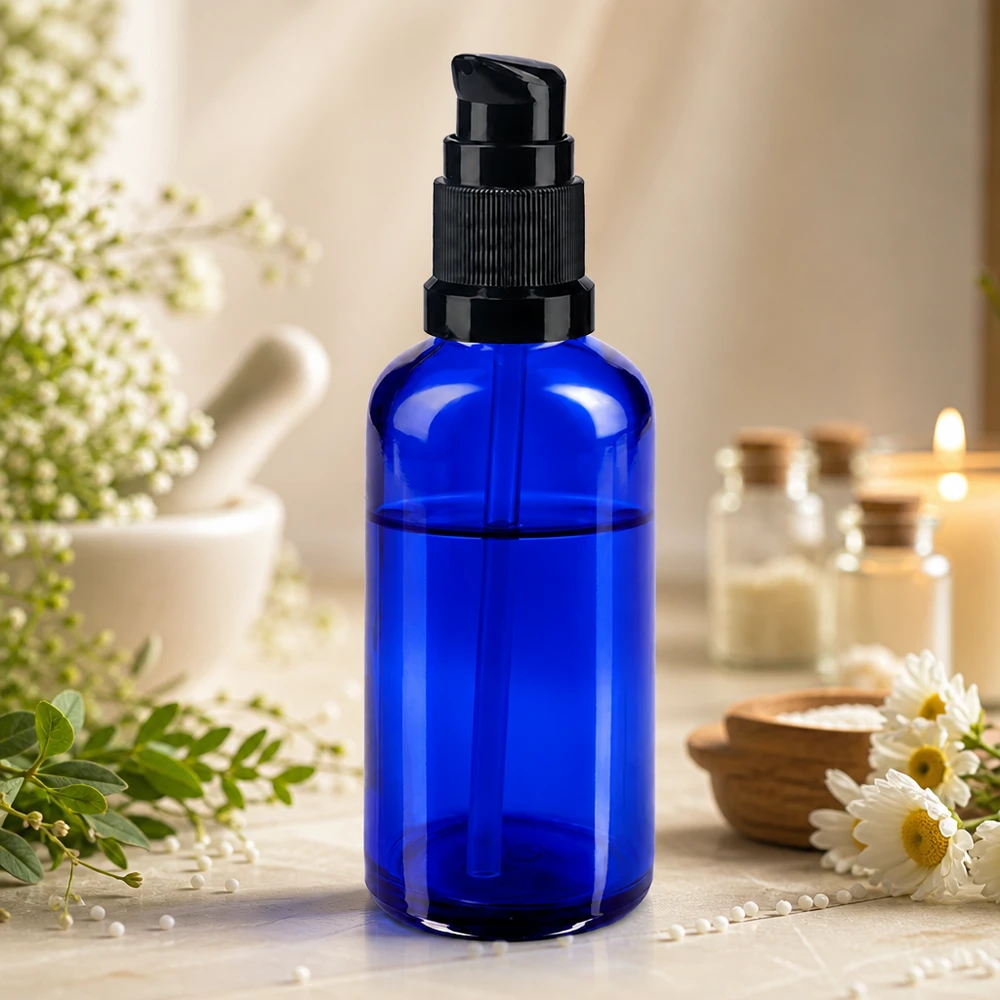 Apothekerglas Flasche 50ml in Blau mit schwarzer Pumpe neben Mörser und Kräutern
