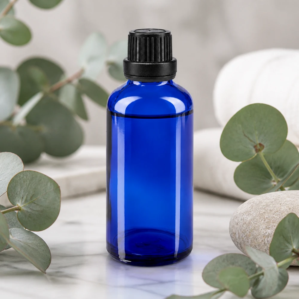 Blaue 50ml Flasche mit schwarzem Schraubverschluss und Tropfeinsatz für Aromatherapie und Naturkosmetik