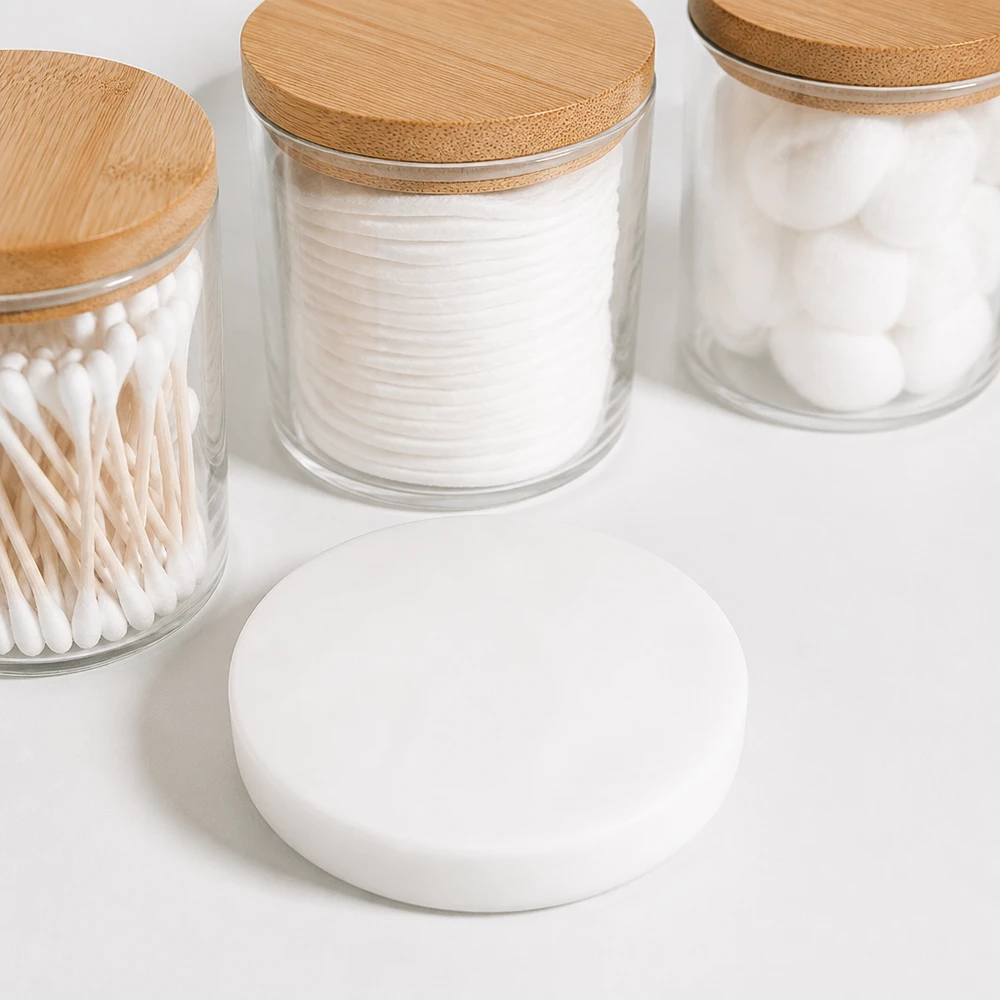 UNiTWIST Silikondeckel weiß RR80 neben WECK Gläsern mit Bambusdeckeln Badezimmer Aufbewahrung Wattepads Wattestäbchen